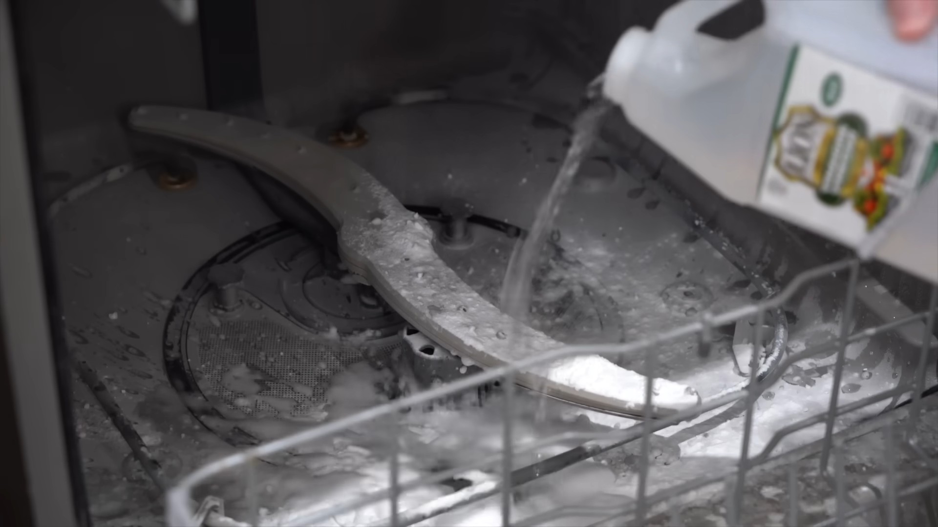 Vinegar baking soda cleaning hacks