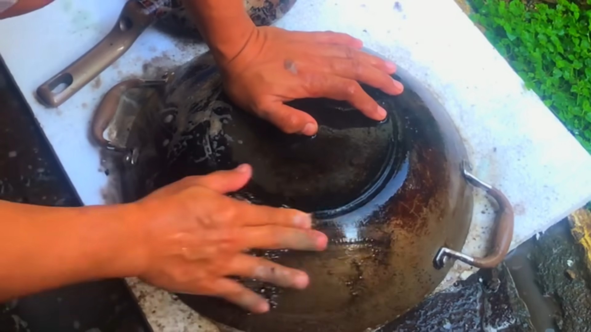 Rescue Burnt Cookware Easily