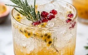 Leckerer Winter Spritz mit Maracuja-Sirup und Sparkling White Grape Juice