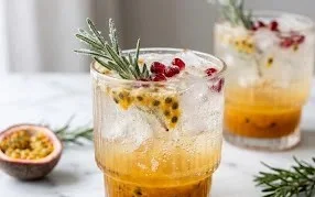 Leckerer Winter Spritz mit Maracuja-Sirup und Sparkling White Grape Juice